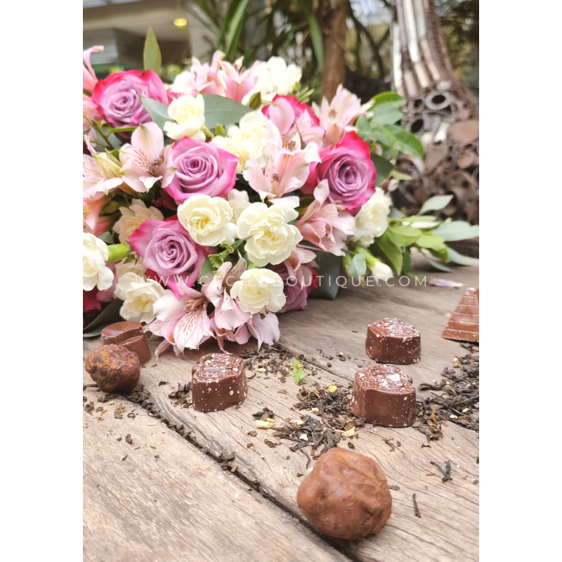Sweet gaze | Bouquet and chocolates Sweet gaze | Bouquet and chocolates