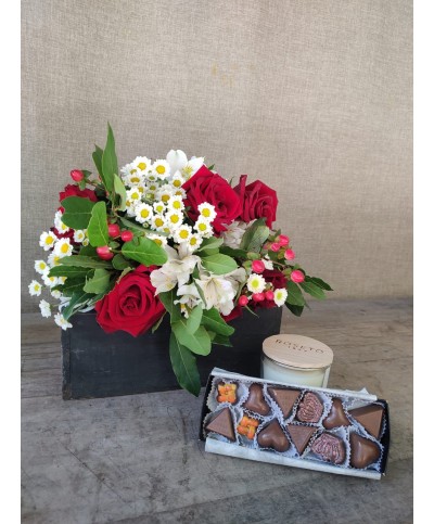 Paixão em Cada Batida | buquê, vela e chocolate