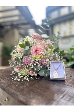 Aniversário da virgem|buquê e medalhinha