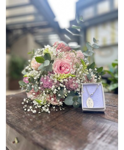 Aniversário da virgem|buquê e medalhinha Aniversário da virgem|buquê e medalhinha