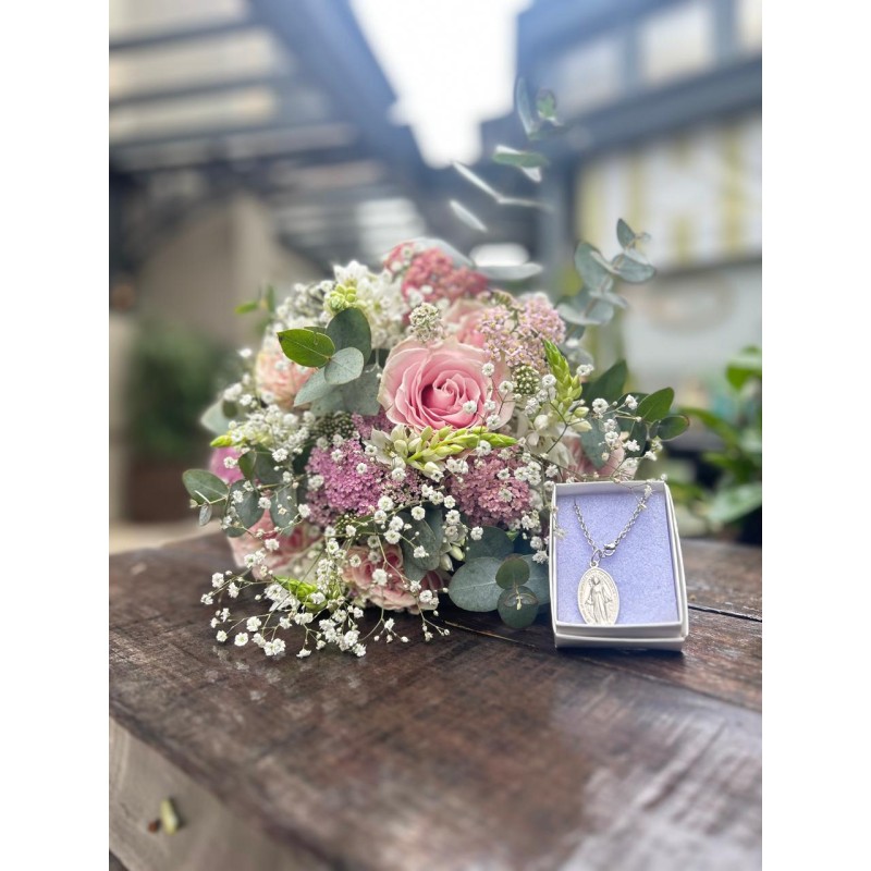 Aniversário da virgem|buquê e medalhinha Aniversário da virgem|buquê e medalhinha