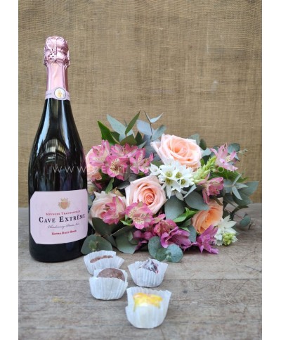 Divine Heart | Bouquet, chocolates and champagne