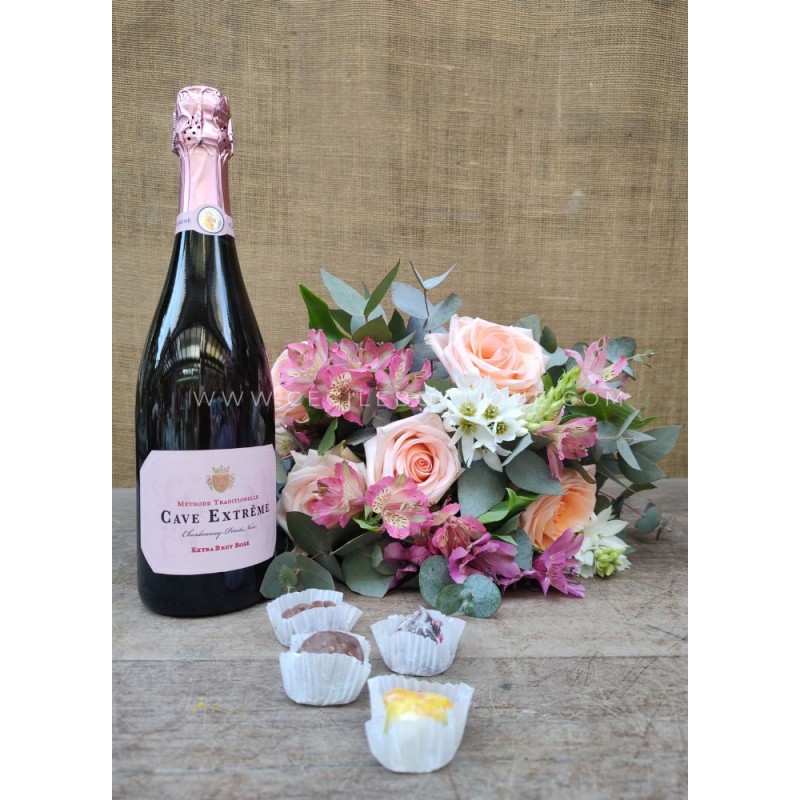 Divine Heart | Bouquet, chocolates and champagne