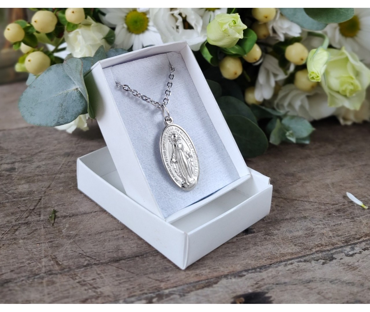 Medallita Milagrosa: Por qué regalarla junto con nuestros ramos