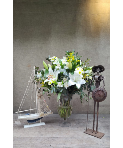 Jardín de juegos | Ramo de flores con velero y escultura