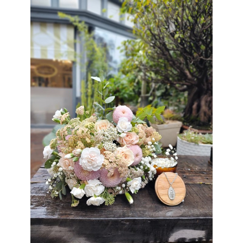 Aroma Bajo la Lluvia | Bouquet, Vela & Medalla