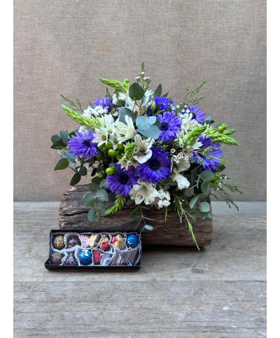 Noche de primavera|Bouquet y chocolates